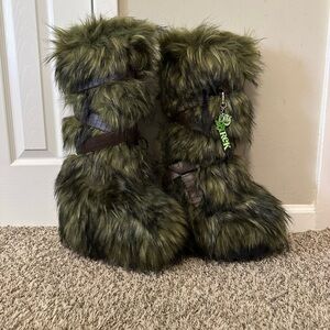 Wild Instincts faux fur boots SHREK x dolls kill collab size 7